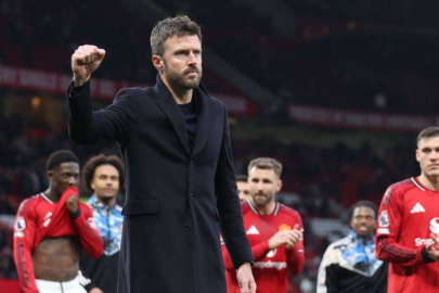 Manchester United'da Michael Carrick için karar verildi