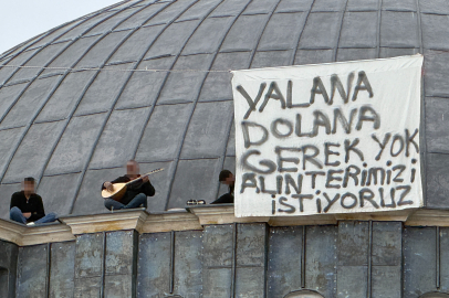 Sivas'ta ücretleri ödenmeyince çalıştıkları cami inşaatının kubbesine çıktılar