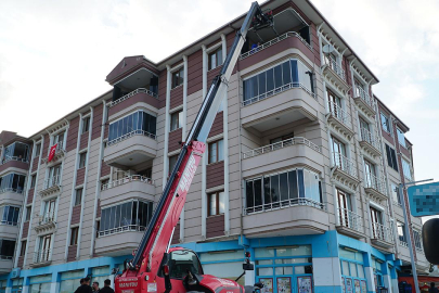 250 kiloluk cenaze teleskopik forkliftle taşındı