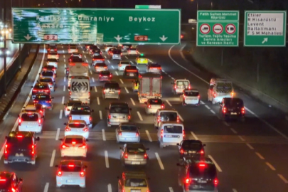 Bayram trafiği başladı! Geceden uzun kuyruklar oluştu