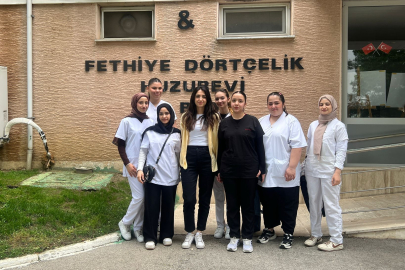 Bursa'da meslek lisesi öğrencilerinden huzurevinde bayram bakımı