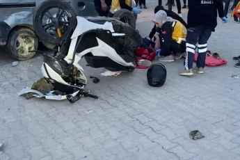 Bursa’da motosiklet, hafif ticari araca çarptı! Yaralılar var