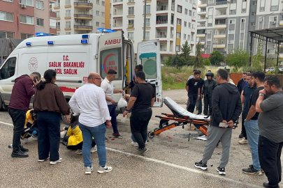 Adana'da hafif ticari aracın çarptığı motosikletteki 2 kişi yaralandı
