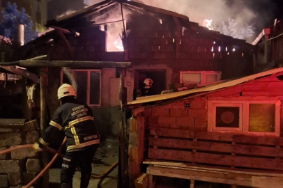 Amasya'da tek katlı evde çıkan yangında alevler geceyi aydınlattı