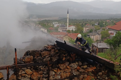Antalya'da 110 yıllık düğmeli ev yangında küle döndü