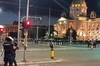 Belgrad’da protestocular ile polis arasında çatışma