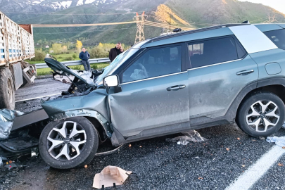 Bitlis'te ciple tırın çarpıştığı kazada 6 kişi yaralandı