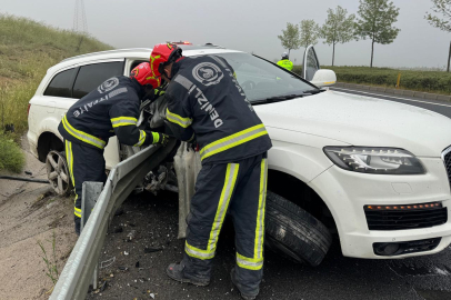 Denizli'de bariyere saplanan otomobilin sürücüsü öldü