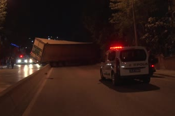 İstanbul Küçükçekmece’de palet yüklü tır refüje çıkıp yan yattı