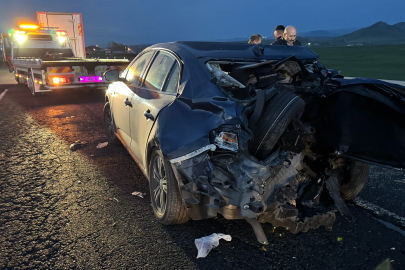 Kars'ta kamyonetle otomobilin çarpışması sonucu 1'i ağır 3 kişi yaralandı
