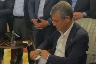 Özgür Özel kendisine verilen mutlak butlan tebligatını yırttı