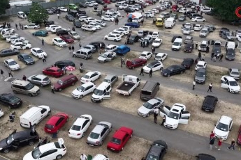 Bursa’da ikinci el oto pazarında bayram yoğunluğu!