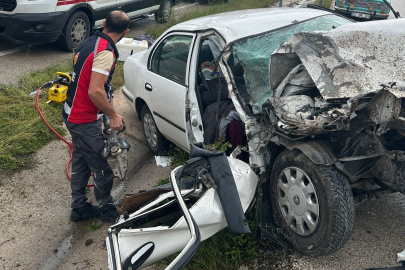 Tokat'ta kazada hurdaya dönen otomobildeki 5 kişi yaralandı