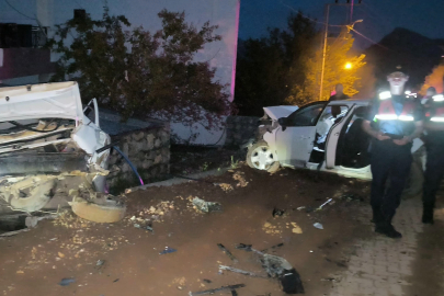 Adıyaman'da otomobil park hakindeki araca çarptı: 4 yaralı