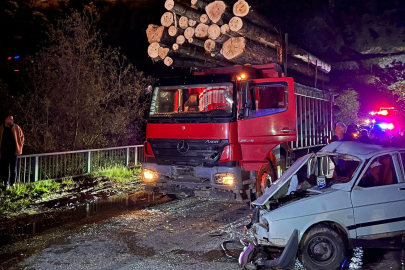 Gümüşhane’de köprü girişinde iki araç kafa kafaya çarpıştı: 2’si ağır 3 yaralı