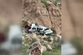 Kars'ta uçurumdan yuvarlanan araçtan atlayan 2 kişi yaralandı