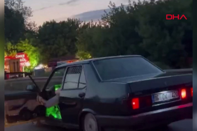 Bursa'da otomobilinin sol ön kapısını açıp ayağıyla tutarak trafikte ilerledi!