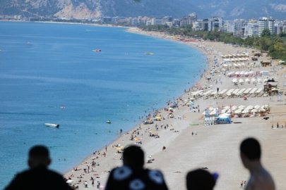 Antalya sahillerinde arife günü yoğunluğu yaşanıyor