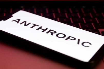Anthropic'in kurucu ortağı Olah, yapay zekanın sadece teknoloji şirketlerine bırakılamayacağını belirtti