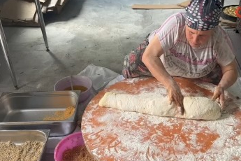 Bursa'da bayrama özel köylerde taş fırınlarda pişen "bayram çöreği" yok satıyor