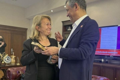Özgür Özel, Genel Başkanlık mührünü böyle teslim etti