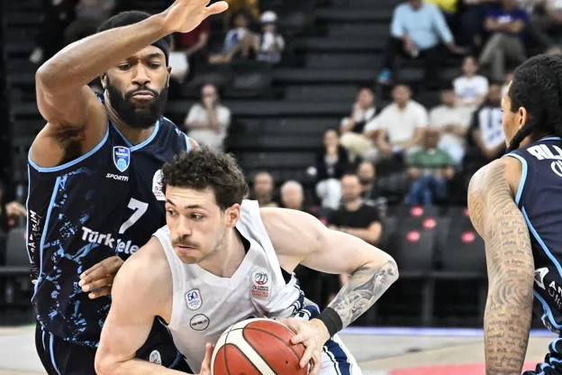 Anadolu Efes play-off serisinde öne geçti