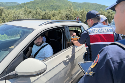 Bursa'da jandarmadan durdurduğu sürücülere ceza yerine çikolata