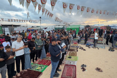 Gazze'de Filistinliler bayram namazını yıkılan camilerin enkazında ve çadır kamplarında kıldı
