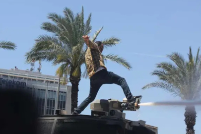 İzmir’de miting öncesi gerginlik: TOMA’ya çıkan kişi tutuklandı!