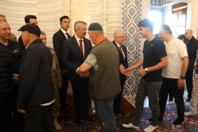 Milli Savunma Bakanı Yaşar Güler, bayram namazını Selimiye Camisi'nde kıldı