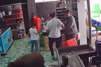 Sahibinin elinden kaçan kurbanlık markete girdi
