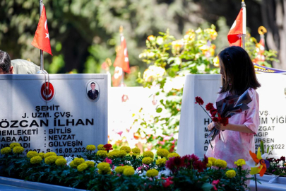 Şehit aileleri bayramın ilk gününde Edirnekapı Şehitliği'ni ziyaret etti