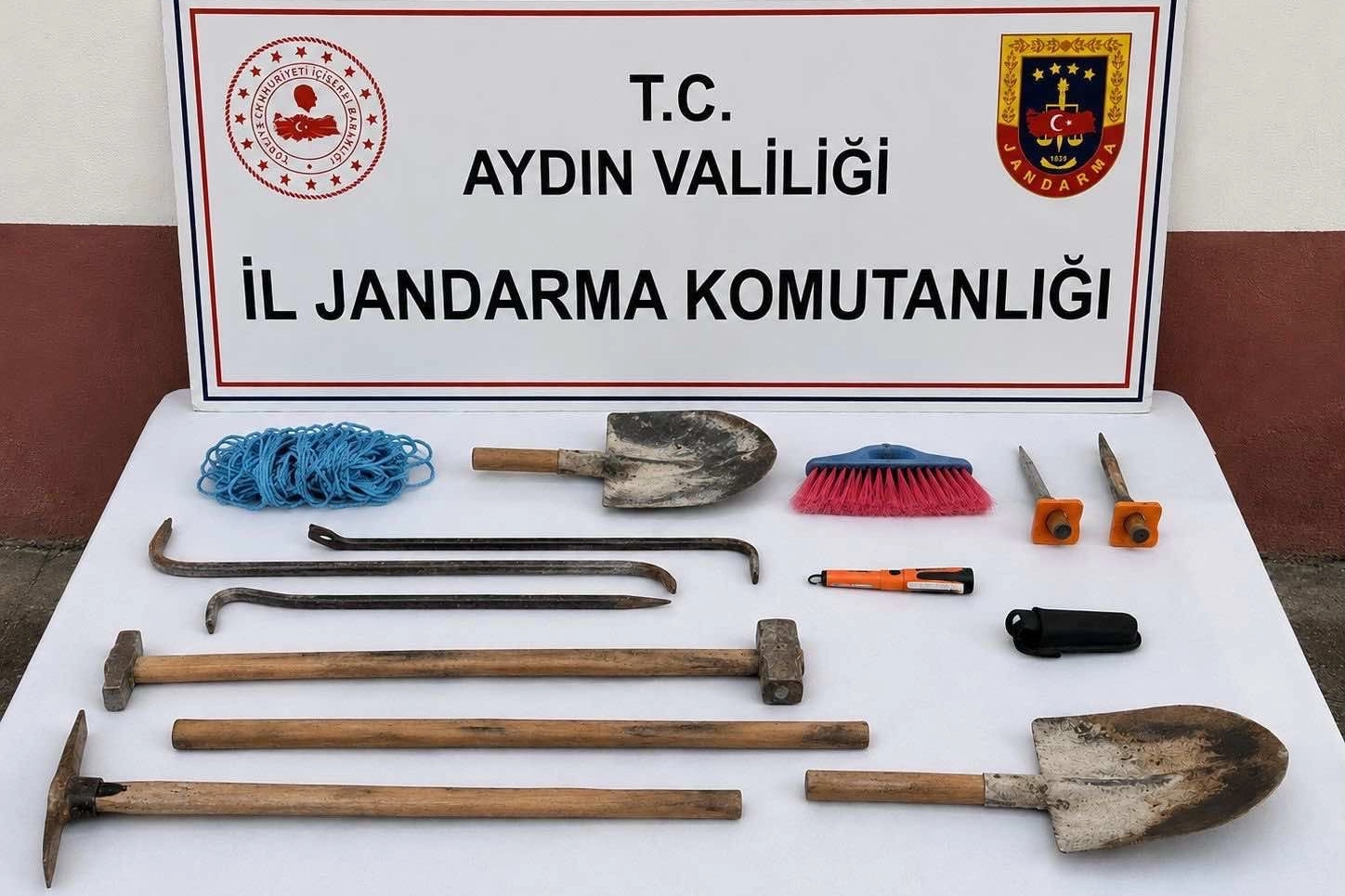 Aydın Magnesia Antik Kenti’nde kaçak kazıya suçüstü: 3 şüpheli yakalandı