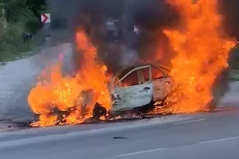 Bursa Kestel'de seyir halindeki araç alevlere teslim oldu