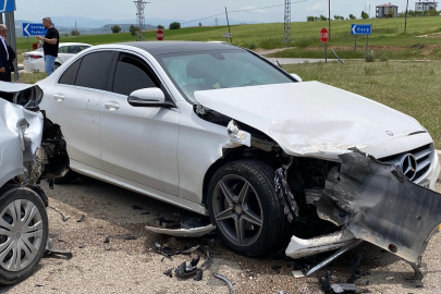 Elazığ'da otomobiller çarpıştı: 1'i hamile 4 yaralı
