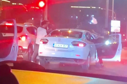 Hatay'da trafikte yaşanan tekmeli, yumruklu kavgayı ayırmaya çalışan kadının zor anları kamerada