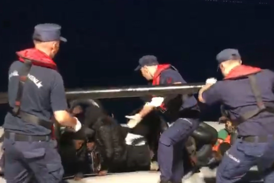 İzmir'de 66 düzensiz göçmen yakalandı