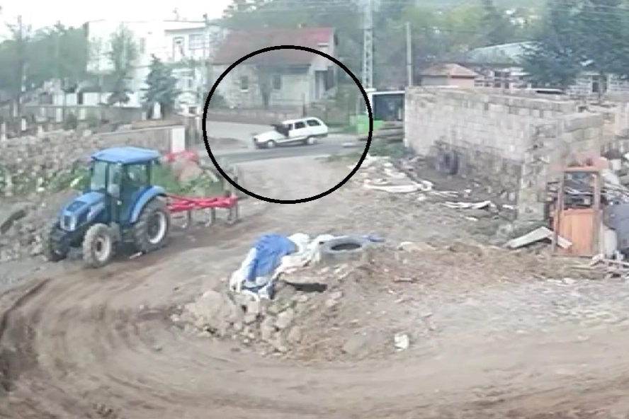 Kayseri'de otobüsten indi, otomobil çarptı: O anlar kamerada