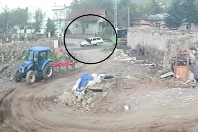 Kayseri'de otobüsten indi, otomobil çarptı: O anlar kamerada