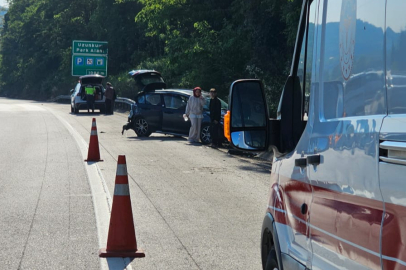 Sakarya Anadolu Otoyolu'nda otomobille hafif ticari aracın çarpışması sonucu 3 kişi yaralandı