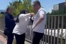 Bursa'da kadını darbeden erkeği, başka bir kadın iterek uzaklaştırdı