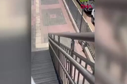 Bursa'da kadını darbeden erkeği, başka bir kadın iterek uzaklaştırdı