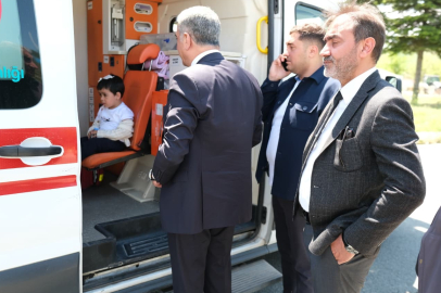 Elazığ'da otomobil aydınlatma direğine çarptı: 1'i bebek 4 yaralı