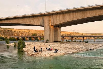 Fırat Nehri’nde su yükseldi: Piknikçiler adacıkta mahsur kaldı
