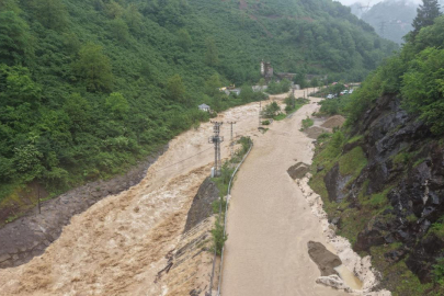 Giresun'da dere taştı, yol ulaşıma kapatıldı