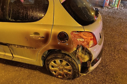 Hatay İskenderun'da park halindeki otomobil alevlere teslim oldu