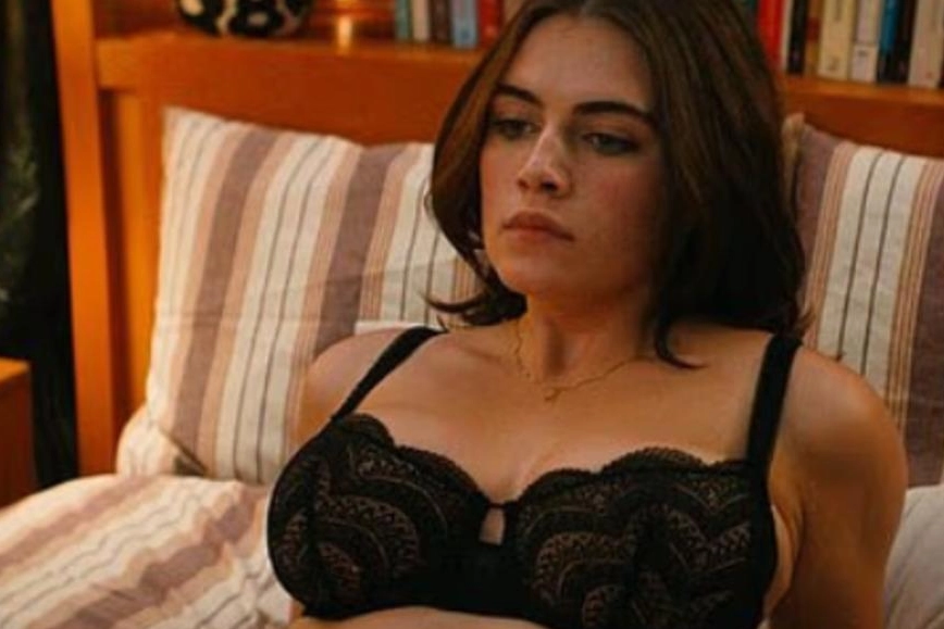 Off Campus yıldızı Ella Bright’tan yaş farkı açıklaması! Cesur sahneler olay olmuştu