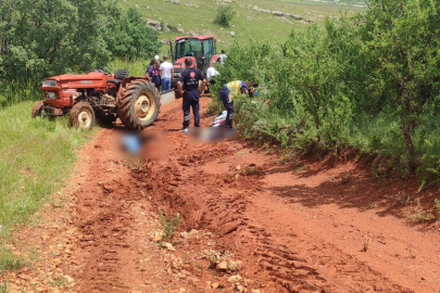 Afyonkarahisar'da traktörün devrildiği kazada biri çocuk 2 kişi hayatını kaybetti