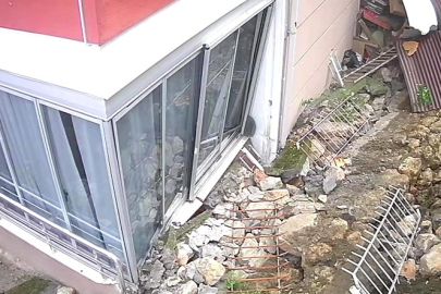 Amasya’da duvarın yıkılma anı kamerada: Gürültüyü duyanlar deprem sanmıştı