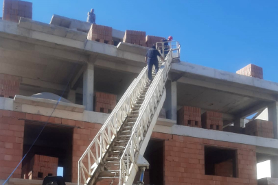 Antalya’da inşaatta mahsur kalan ustayı itfaiye ekipleri kurtardı